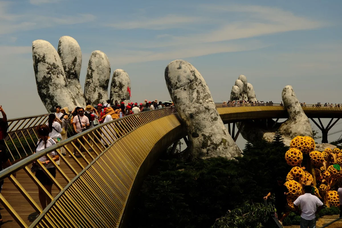Du khách tham quan Cầu Vàng tại Bà Nà Hills, Đà Nẵng